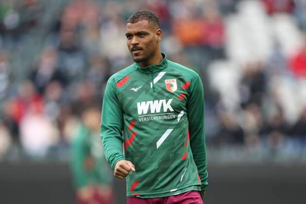 Steve Michel Mounie (FC Augsburg) schaut waehrend des Spiels der 1. Bundesliga zwischen Borussia Mönchengladbach und FC Augsburg, Stadion im Borussia-Park am 22. February 2025 in Mönchengladbach, Deutschland. (Foto von Oliver Kaelke DeFodi Images) +++ Steve Michel Mounie (FC Augsburg) looks on during the Bundesliga match between Borussia Mönchengladbach and FC Augsburg at Stadium in Borussia-Park on February 22, 2025 in Mönchengladbach, Germany. (Photo by Oliver Kaelke DeFodi Images) DFL regulations prohibit any use of photographs as image sequences and or quasi-video. (Photo by Oliver Kaelke DeFodi Images)