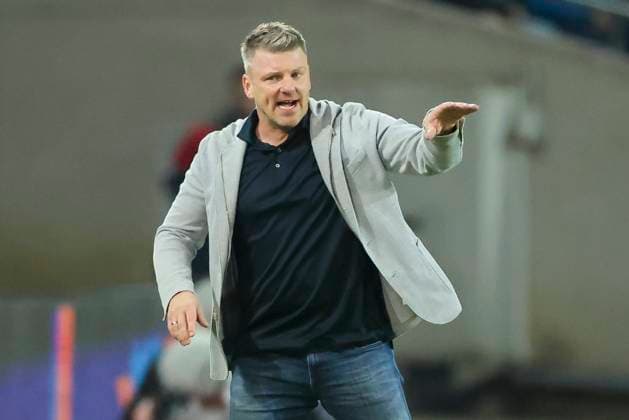 Trainer Lukas Kwasniok (SC Paderborn 07) gestikuliert, 2. Bundesliga, Hannover 96 vs SC Paderborn 07, Heinz von Heiden Arena am 22. February 2025 in Hannover, Deutschland. (Foto von Marco Steinbrenner DeFodi Images) Trainer Lukas Kwasniok (SC Paderborn 07) gestures, 2. Bundesliga, Hannover 96 vs SC Paderborn 07, Heinz von Heiden Arena, February 22, 2025 in Hanover, Germany. (Photo by Marco Steinbrenner DeFodi Images) DFB DFL REGULATIONS PROHIBIT ANY USE OF PHOTOGRAPHS AS IMAGE SEQUENCES AND OR QUASI-VIDEO.