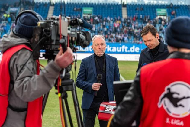 Rostock, Deutschland 22. Februar 2025: 3. Liga - 2024 2025 - FC Hansa Rostock vs. SG Dynamo Dresden Im Bild: mitte Vorstandsvorsitzender Jürgen Wehlend (Hansa Rostock) beim Interview DFB regulations prohibit any use of photographs as image sequences and or quasi-video. Copyright: xFotostandx xVoelkerx