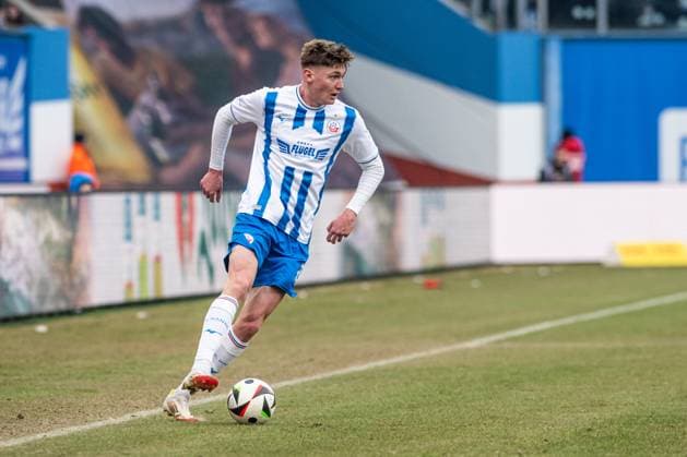 Rostock, Deutschland 22. Februar 2025: 3. Liga - 2024 2025 - FC Hansa Rostock vs. SG Dynamo Dresden Im Bild: Ryan Naderi (Hansa Rostock) DFB regulations prohibit any use of photographs as image sequences and or quasi-video. Copyright: xFotostandx xVoelkerx