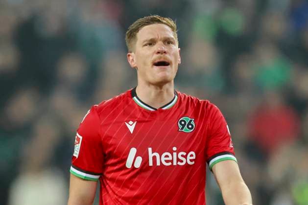 Marcel Halstenberg (Hannover 96) schaut, 2. Bundesliga, Hannover 96 vs SC Paderborn 07, Heinz von Heiden Arena am 22. February 2025 in Hannover, Deutschland. (Foto von Marco Steinbrenner DeFodi Images) Marcel Halstenberg (Hannover 96) looks on, 2. Bundesliga, Hannover 96 vs SC Paderborn 07, Heinz von Heiden Arena, February 22, 2025 in Hanover, Germany. (Photo by Marco Steinbrenner DeFodi Images) DFB DFL REGULATIONS PROHIBIT ANY USE OF PHOTOGRAPHS AS IMAGE SEQUENCES AND OR QUASI-VIDEO.