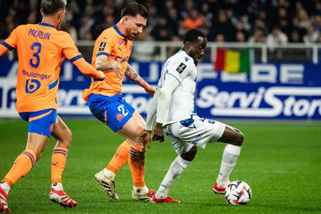 FOOTBALL :AJ Auxerre vs Olympique de Marseille - Ligue 1 - JournÃ e 23 - 21 02 2025 Elisha Owusu (AJ Auxerre) Pierre-Emile Hojbjerg (OM) AuxerreFrance  Copyright: xBaptistexAutissierx