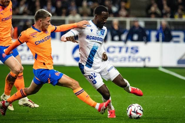FOOTBALL :AJ Auxerre vs Olympique de Marseille - Ligue 1 - JournÃ e 23 - 21 02 2025 Elisha Owusu (AJ Auxerre) Quentin Merlin (OM) AuxerreFrance  Copyright: xBaptistexAutissierx