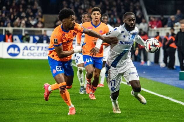 FOOTBALL :AJ Auxerre vs Olympique de Marseille - Ligue 1 - JournÃ e 23 - 21 02 2025 Lassine Sinayoko (AJ Auxerre) Amir Murillo (OM) AuxerreFrance  Copyright: xBaptistexAutissierx