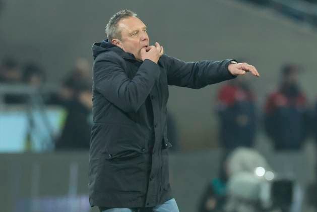 Trainer Andre Breitenreiter (Hannover 96) gestikuliert, 2. Bundesliga, Hannover 96 vs SC Paderborn 07, Heinz von Heiden Arena am 22. February 2025 in Hannover, Deutschland. (Foto von Marco Steinbrenner DeFodi Images) Trainer Andre Breitenreiter (Hannover 96) gestures, 2. Bundesliga, Hannover 96 vs SC Paderborn 07, Heinz von Heiden Arena, February 22, 2025 in Hanover, Germany. (Photo by Marco Steinbrenner DeFodi Images) DFB DFL REGULATIONS PROHIBIT ANY USE OF PHOTOGRAPHS AS IMAGE SEQUENCES AND OR QUASI-VIDEO.