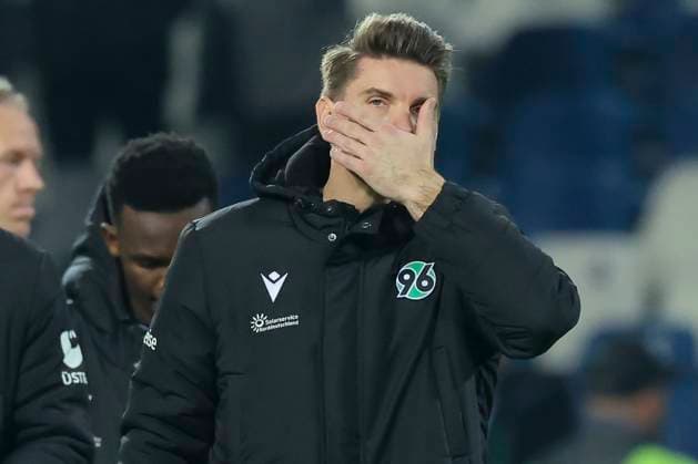 Torhueter Ron-Robert Zieler (Hannover 96) schaut enttaeuscht, 2. Bundesliga, Hannover 96 vs SC Paderborn 07, Heinz von Heiden Arena am 22. February 2025 in Hannover, Deutschland. (Foto von Marco Steinbrenner DeFodi Images) Torhueter Ron-Robert Zieler (Hannover 96) looks dejected, 2. Bundesliga, Hannover 96 vs SC Paderborn 07, Heinz von Heiden Arena, February 22, 2025 in Hanover, Germany. (Photo by Marco Steinbrenner DeFodi Images) DFB DFL REGULATIONS PROHIBIT ANY USE OF PHOTOGRAPHS AS IMAGE SEQUENCES AND OR QUASI-VIDEO.