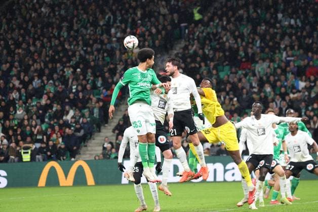 Ligue 1 : Saint-Etienne vs Angers Thierry LARRET MAXPPP. Football. Ligue 1 Mc Donald s. Association Sportive Saint-Etienne vs Angers. Stade Geoffroy Guichard, Saint-Etienne (42) le 22 fevrier 2025. SORTIE DE Yahia FOFANA (ANG) ET Jordan LEFORT (ANG) SAINT-ETIENNE (42) STADE STADE GEOFRROY-GUICHARD LOIRE AUVERGNE RHONE-ALPES FRANCE  Copyright: xThierryxLARRET MAXPPPxThierryxLARRETx TL_20250222_2059 0804625858st