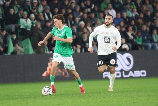 Ligue 1 : Saint-Etienne vs Angers Thierry LARRET MAXPPP. Football. Ligue 1 Mc Donald s. Association Sportive Saint-Etienne vs Angers. Stade Geoffroy Guichard, Saint-Etienne (42) le 22 fevrier 2025. Lucas STASSIN (ASSE) vs Himad ABDELLI (ANG) SAINT-ETIENNE (42) STADE STADE GEOFRROY-GUICHARD LOIRE AUVERGNE RHONE-ALPES FRANCE  Copyright: xThierryxLARRET MAXPPPxThierryxLARRETx TL_20250222_0006 0804637824st