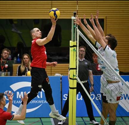 Volleyball 2. Bundesliga Saison 2024 2025 22.02.2024 TV Rottenburg - SV Schwaig Moritz Rauber (li, TV Rottenburg)