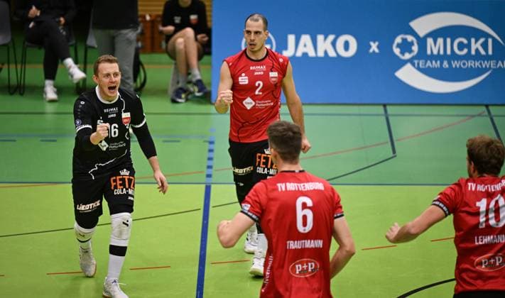 Volleyball 2. Bundesliga Saison 2024 2025 22.02.2024 TV Rottenburg - SV Schwaig JUBEL TV Rottenburg; Hannes Elsaesser, Moritz Rauber, Maik Trautmann (v.li.)