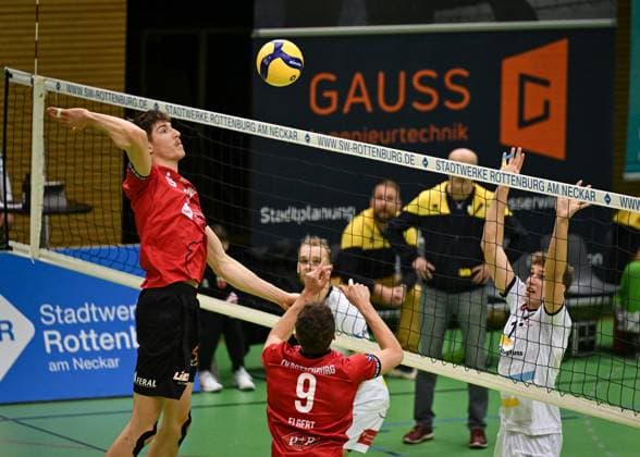 Volleyball 2. Bundesliga Saison 2024 2025 22.02.2024 TV Rottenburg - SV Schwaig Jan Huber (li, TV Rottenburg)