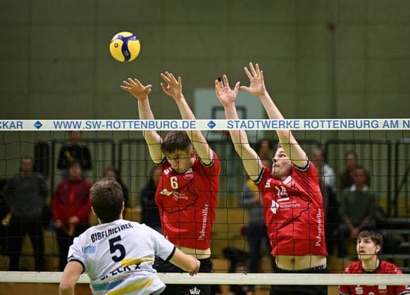 Volleyball 2. Bundesliga Saison 2024 2025 22.02.2024 TV Rottenburg - SV Schwaig Block TV Rottenburg; Maik Trautmann (Mitte) und Timon Schippmann (re)