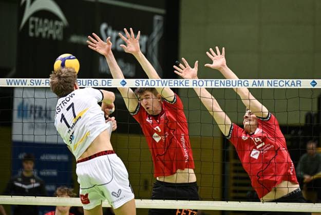 Volleyball 2. Bundesliga Saison 2024 2025 22.02.2024 TV Rottenburg - SV Schwaig Block TV Rottenburg; Maik Trautmann (Mitte) und Timon Schippmann (re)