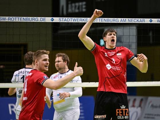 Volleyball 2. Bundesliga Saison 2024 2025 22.02.2024 TV Rottenburg - SV Schwaig TEAMJUBEL TV Rottenburg; Jan Huber (re) und Timon Schippmann