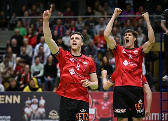 Volleyball 2. Bundesliga Saison 2024 2025 22.02.2024 TV Rottenburg - SV Schwaig TEAMJUBEL TV Rottenburg; Niklas Lichtenauer (li) und Jan Huber (re)