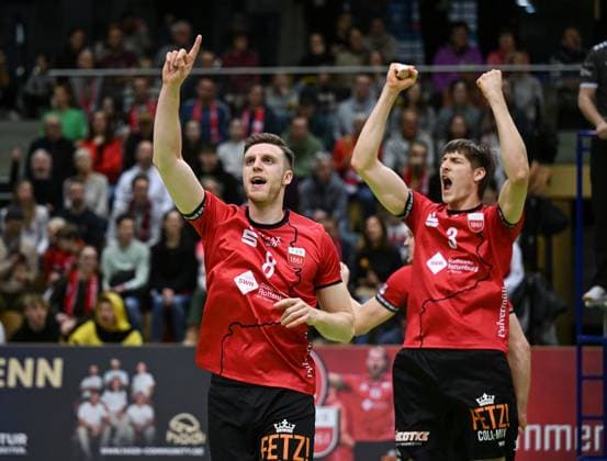 Volleyball 2. Bundesliga Saison 2024 2025 22.02.2024 TV Rottenburg - SV Schwaig TEAMJUBEL TV Rottenburg; Niklas Lichtenauer (li) und Jan Huber (re)
