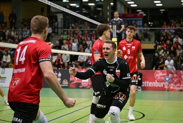 Volleyball 2. Bundesliga Saison 2024 2025 22.02.2024 TV Rottenburg - SV Schwaig JUBEL TV Rottenburg; Hannes Elsaesser (re) und Timon Schippmann (li)