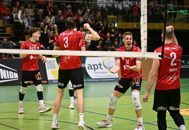 Volleyball 2. Bundesliga Saison 2024 2025 22.02.2024 TV Rottenburg - SV Schwaig TEAMJUBEL TV Rottenburg; Timon Schippmann (2.v.re)