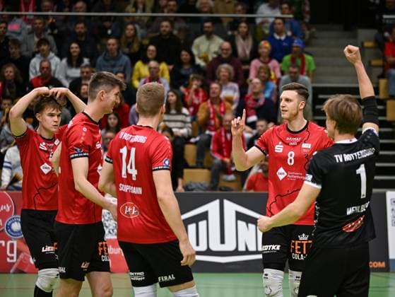 Volleyball 2. Bundesliga Saison 2024 2025 22.02.2024 TV Rottenburg - SV Schwaig TEAMJUBEL TV Rottenburg; Aurel Sprenger, Maik Trautmann, Timon Schippmann, Niklas Lichtenauer und Dirk Mehlberg (v.li.)