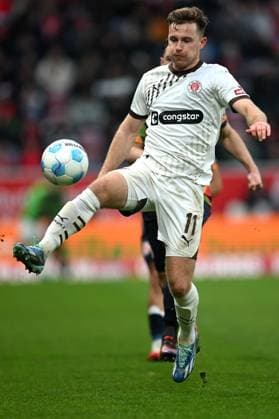 Fußball 1. Bundesliga 23. Spieltag 1. FSV Mainz 05 - FC St. Pauli am 22.02.2025 in der Mewa Arena in Mainz Johannes Eggestein ( St. Pauli ), vorne - Dominik Kohr ( Mainz ), hinten DFL regulations prohibit any use of photographs as image sequences and or quasi-video.
