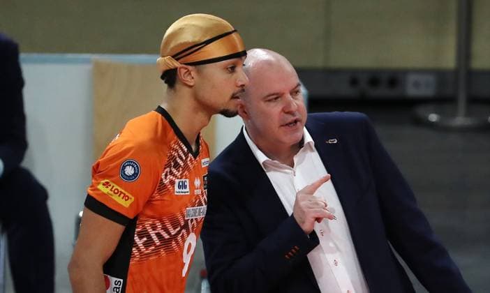 Trainer Joel Banks redet mit Djifa Amedegnato Aktion Oberkörper Volleyball Bundesliga Herren Saison 2024 2025 22.02.2025 BR Volleys Berlin BRV vs FW 1844 Freiburg