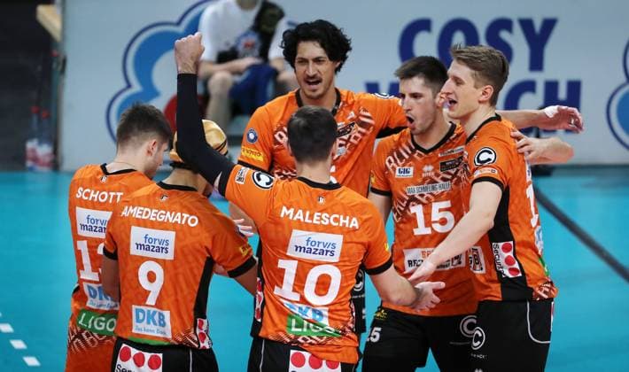 Ruben Schott, Djifa Amedegnato, Nehemiah Mote, Daniel Malescha, Moritz Reichert, Florian Krage jubelt Freude Emotion Jubel Volleyball Bundesliga Herren Saison 2024 2025 22.02.2025 BR Volleys Berlin BRV vs FW 1844 Freiburg