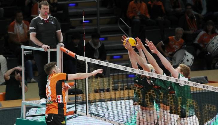 Ruben Schott im Angriff Zweikampf Spielszene Aktion Volleyball Bundesliga Herren Saison 2024 2025 22.02.2025 BR Volleys Berlin BRV vs FW 1844 Freiburg