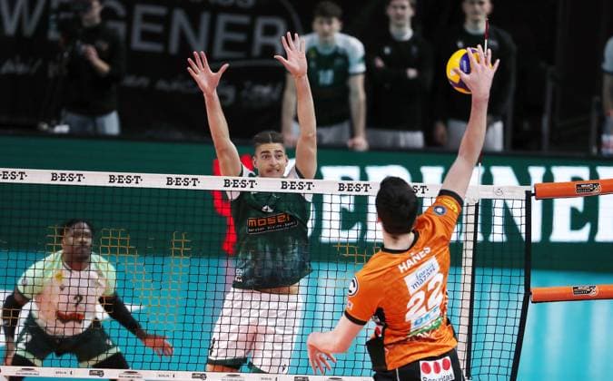 Kevin Kobrine, Jake Hanes im Angriff Zweikampf Spielszene Aktion Volleyball Bundesliga Herren Saison 2024 2025 22.02.2025 BR Volleys Berlin BRV vs FW 1844 Freiburg