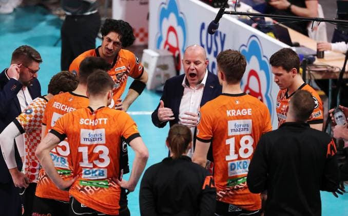 Trainer Joel Banks redet mit Spielern Volleyball Bundesliga Herren Saison 2024 2025 22.02.2025 BR Volleys Berlin BRV vs FW 1844 Freiburg