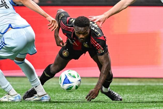 ATLANTA, GA Ã FEBRUARY 22: Atlanta forward Emmanuel Latte Lath (19) looks at the ball during the MLS, Fussball Herren, USA match between CF Montreal and Atlanta United FC on February 22nd, 2025 at Mercedes-Benz Stadium in Atlanta, GA. (Photo by Rich von Biberstein Icon Sportswire) SOCCER: FEB 22 MLS Atlanta United FC vs CF Montreal EDITORIAL USE ONLY Icon250222044