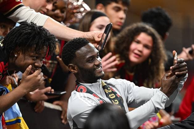ATLANTA, GA Ã FEBRUARY 22: Atlanta forward Emmanuel Latte Lath (19) takes selfies with the fans following the conclusion of the MLS, Fussball Herren, USA match between CF Montreal and Atlanta United FC on February 22nd, 2025 at Mercedes-Benz Stadium in Atlanta, GA. (Photo by Rich von Biberstein Icon Sportswire) SOCCER: FEB 22 MLS Atlanta United FC vs CF Montreal EDITORIAL USE ONLY Icon250222087