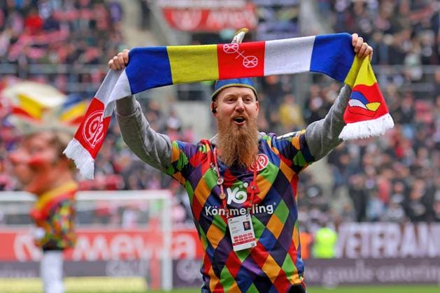 Sport Themen der Woche KW08 Sport Bilder des Tages Mainz, Deutschland 22. Februar 2025: 1. BL - 2024 2025 - FSV Mainz 05 vs. FC St. Pauli Im Bild: Andreas Bockius, Stadionsprecher von Mainz 05 haelt in naerrischer Maskierung einen Mainzer Fanschal in die Luft. DFL regulations prohibit any use of photographs as image sequences and or quasi-video Mewa Arena Rheinland - Pfalz Copyright: xFotostandx xRacochax