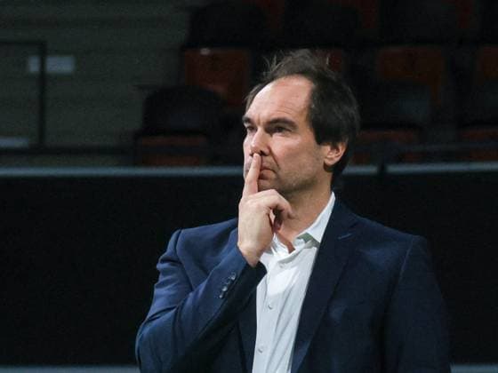 Skeptisch . . . Herrschings Co-Trainer Max HAUSER. Volleyball Bundesliga, Herrsching - Lueneburg. Volleyball Bundesliga, WWK Volleys Herrsching - SVG Lüneburg 0:3, Hauptrunde, Saison 2024-2025, am 22.02.2025 in Muenchen, B M W P A R K, Deutschland. Quelle Copyright Credit : Oryk HAIST