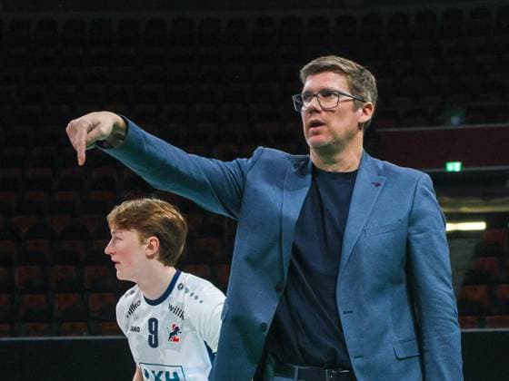 Lueneburgs Trainer Stefan HUEBNER (HÜBNER). Volleyball Bundesliga, Herrsching - Lueneburg. Volleyball Bundesliga, WWK Volleys Herrsching - SVG Lüneburg 0:3, Hauptrunde, Saison 2024-2025, am 22.02.2025 in Muenchen, B M W P A R K, Deutschland. Quelle Copyright Credit : Oryk HAIST