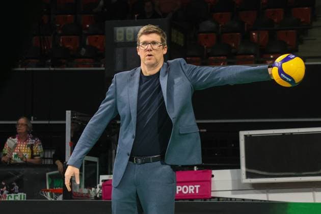 Lueneburgs Trainer Stefan HUEBNER (HÜBNER). Volleyball Bundesliga, Herrsching - Lueneburg. Volleyball Bundesliga, WWK Volleys Herrsching - SVG Lüneburg 0:3, Hauptrunde, Saison 2024-2025, am 22.02.2025 in Muenchen, B M W P A R K, Deutschland. Quelle Copyright Credit : Oryk HAIST