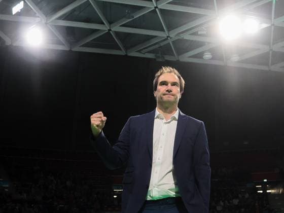 Kurzfristig im Rampenlicht . . . Herrschings Geschaeftsfuehrer und Co-Trainer Max HAUSER am Spielfelrand. Volleyball Bundesliga, Herrsching - Lueneburg. Volleyball Bundesliga, WWK Volleys Herrsching - SVG Lüneburg 0:3, Hauptrunde, Saison 2024-2025, am 22.02.2025 in Muenchen, B M W P A R K, Deutschland. Quelle Copyright Credit : Oryk HAIST