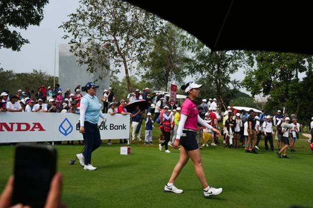 LPGA, Golf Damen Thailand 2025 Jeeno Thitikul of Thailand (right) and Angel Yin of the USA (left) walk along the fairway after their tee shots during round 4 of the Honda LPGA Thailand 2025 at Siam Country Club Old Course on February 23, 2025, in Pattaya, Chonburi, Thailand. Pattaya Chonburi Thailand  Copyright: xVachiraxVachirax originalFilename:kalong-lpgathai250223_npvzt.jpg