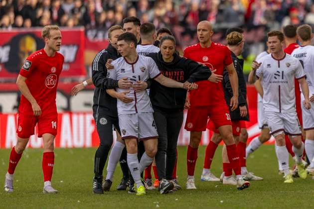 Essen, Deutschland 22. Februar 2025: 3. Liga - 2024 2025 - Rot-Weiss Essen vs. FC Ingolstadt 04 Im Bild: 3. v.li. Felix Keidel (FCI) und Trainerin Sabrina Wittmann (FCI) nach Auseinandersetzung mit Kaito Mizuta (RWE) DFB regulations prohibit any use of photographs as image sequences and or quasi-video. Stadion an der Hafenstraße Nordrhein Westfalen Copyright: xFotostandx xSchäferx