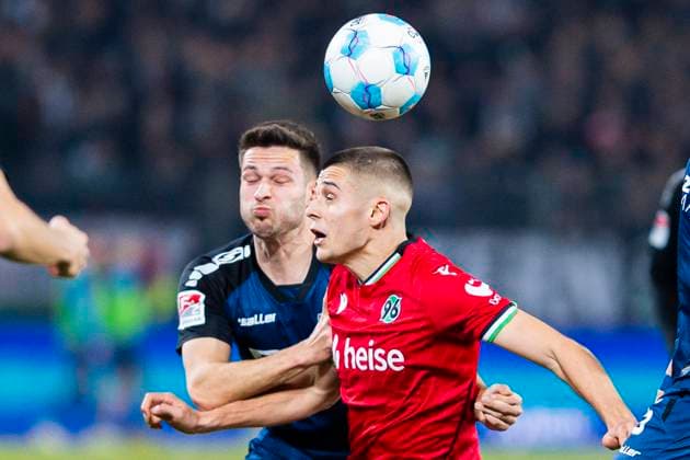 22.02.2025 - Fußball, 2024 2025, 2. Bundesliga, 23. Spieltag, Hannover 96 - SC Paderborn 07: (L-R) Marcel Hoffmeier (Paderborn), Enzo Leopold (Hannover) DFL REGULATIONS PROHIBIT ANY USE OF PHOTOGRAPHS AS IMAGE SEQUENCES AND OR QUASI-VIDEO. Hannover Niedersachsen Deutschland Heinz von Heiden Arena
