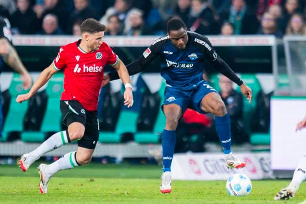 22.02.2025 - Fußball, 2024 2025, 2. Bundesliga, 23. Spieltag, Hannover 96 - SC Paderborn 07: (L-R) Enzo Leopold (Hannover), Ilyas Ansah (Paderborn) DFL REGULATIONS PROHIBIT ANY USE OF PHOTOGRAPHS AS IMAGE SEQUENCES AND OR QUASI-VIDEO. Hannover Niedersachsen Deutschland Heinz von Heiden Arena