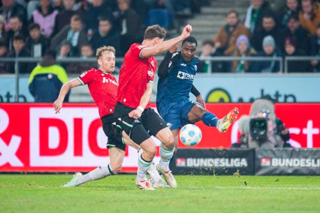 22.02.2025 - Fußball, 2024 2025, 2. Bundesliga, 23. Spieltag, Hannover 96 - SC Paderborn 07: (L-R) Jannik Dehm (Hannover), Phil Neumann (Hannover), Ilyas Ansah (Paderborn) DFL REGULATIONS PROHIBIT ANY USE OF PHOTOGRAPHS AS IMAGE SEQUENCES AND OR QUASI-VIDEO. Hannover Niedersachsen Deutschland Heinz von Heiden Arena