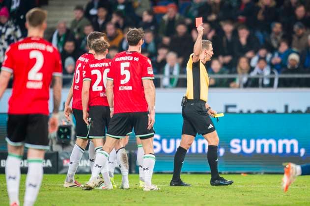 22.02.2025 - Fußball, 2024 2025, 2. Bundesliga, 23. Spieltag, Hannover 96 - SC Paderborn 07: (2R) Florian Lechner (Schiedsrichter) zeigt Jannik Dehm (Hannover) die gelb-rote Karte, Platzverweis DFL REGULATIONS PROHIBIT ANY USE OF PHOTOGRAPHS AS IMAGE SEQUENCES AND OR QUASI-VIDEO. Hannover Niedersachsen Deutschland Heinz von Heiden Arena