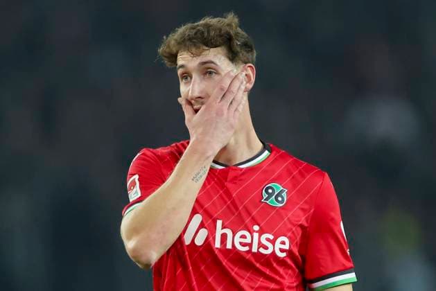 Phil Neumann (Hannover 96) schaut enttaeuscht, 2. Bundesliga, Hannover 96 vs SC Paderborn 07, Heinz von Heiden Arena am 22. February 2025 in Hannover, Deutschland. (Foto von Marco Steinbrenner DeFodi Images) Phil Neumann (Hannover 96) looks dejected, 2. Bundesliga, Hannover 96 vs SC Paderborn 07, Heinz von Heiden Arena, February 22, 2025 in Hanover, Germany. (Photo by Marco Steinbrenner DeFodi Images) DFB DFL REGULATIONS PROHIBIT ANY USE OF PHOTOGRAPHS AS IMAGE SEQUENCES AND OR QUASI-VIDEO.