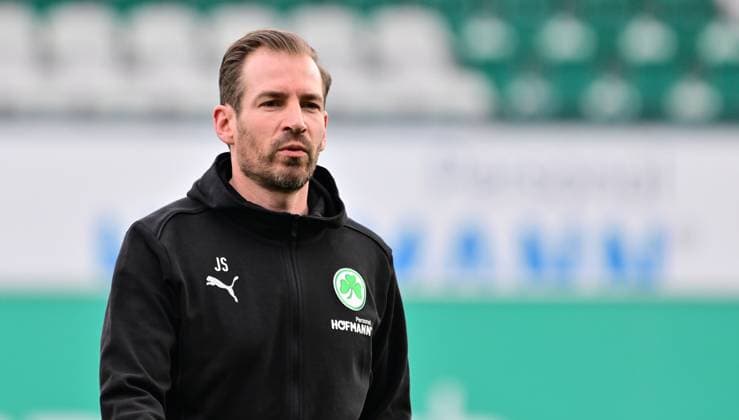 23.02.2025 - Fussball - Saison 2024 2025 - 2. Fussball - Bundesliga - 23. Spieltag: SpVgg Greuther Fürth ( Kleeblatt ) - BTSV Eintracht Braunschweig - Sportfoto Zink MeZi - xmexzix - DFL regulations prohibit any use of photographs as image sequences and or quasi-video - only for editorial use - Jan Siewert ( Trainer SpVgg Greuther Fürth ) vor Spielbeginn