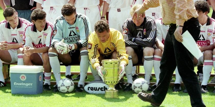 Archivbilder der Woche SPORT KW08 08.07.97 VfB Stuttgart Fototermin Saison 1997 1998 Deutschland, Stuttgart, 08.07.1997, Fussball, Bundesliga, VfB Stuttgart, Fototermin Saison 1997 1998: Franz Wohlfahrt mit DFB-Pokal Trophäe. *** 08 07 97 VfB Stuttgart photo session season 1997 1998 Germany, Stuttgart, 08 07 1997, Soccer, Bundesliga, VfB Stuttgart, Photo session season 1997 1998 Franz Wohlfahrt with DFB Cup trophy