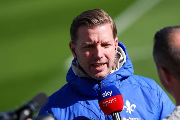 2025.02.23 xJFAx 2.Bundesliga 2024 25 23.Spieltag SV Darmstadt 98 - FC Schalke 04 v.l., head coach, Trainer Florian Kohfeldt (SV Darmstadt 98) im interview, (DFL DFB REGULATIONS PROHIBIT ANY USE OF PHOTOGRAPHS as IMAGE SEQUENCES and or QUASI-VIDEO)