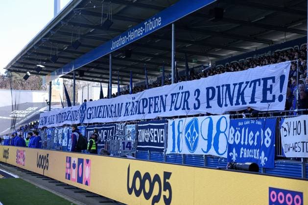 2025.02.23 xJFAx 2.Bundesliga 2024 25 23.Spieltag SV Darmstadt 98 - FC Schalke 04 v.l., SV Darmstadt 98 Fans,Stimmung, Schals, Trikots, Emotionen (DFL DFB REGULATIONS PROHIBIT ANY USE OF PHOTOGRAPHS as IMAGE SEQUENCES and or QUASI-VIDEO)