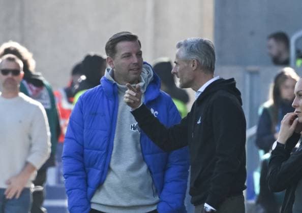 23.02.2025, xsltx, Fussball 2.Bundesliga, SV Darmstadt 98 - FC Schalke 04 v.l. Florian Kohfeldt (Cheftrainer SV Darmstadt 98) und Kees van Wonderen (Cheftrainer FC Schalke 04) im freundschaftlichen Dialog vor Spielbeginn (DFL DFB REGULATIONS PROHIBIT ANY USE OF PHOTOGRAPHS as IMAGE SEQUENCES and or QUASI-VIDEO)