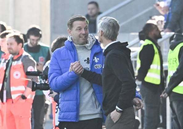 23.02.2025, xsltx, Fussball 2.Bundesliga, SV Darmstadt 98 - FC Schalke 04 v.l. Florian Kohfeldt (Cheftrainer SV Darmstadt 98) und Kees van Wonderen (Cheftrainer FC Schalke 04) im freundschaftlichen Dialog vor Spielbeginn (DFL DFB REGULATIONS PROHIBIT ANY USE OF PHOTOGRAPHS as IMAGE SEQUENCES and or QUASI-VIDEO)