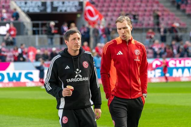 23.02.2025, Fussball: 2. Bundesliga, Saison 2024 2025, 23. Spieltag, 1. FC Koeln - Fortuna Duesseldorf im RheinEnergieStadion in Koeln. Jan Hoepner (Fortuna Duesseldorf, Co-Trainer) und Vincent Vermeij (Fortuna Duesseldorf, 09) im Gespraech vor dem Spiel. Wichtiger Hinweis: Gemaess den Vorgaben der DFL Deutsche Fussball Liga bzw. des DFB Deutscher Fussball-Bund ist es untersagt, in dem Stadion und oder vom Spiel angefertigte Fotoaufnahmen in Form von Sequenzbildern und oder videoaehnlichen Fotostrecken zu verwerten bzw. verwerten zu lassen. Foto: Kirchner-Media Thomas Haesler